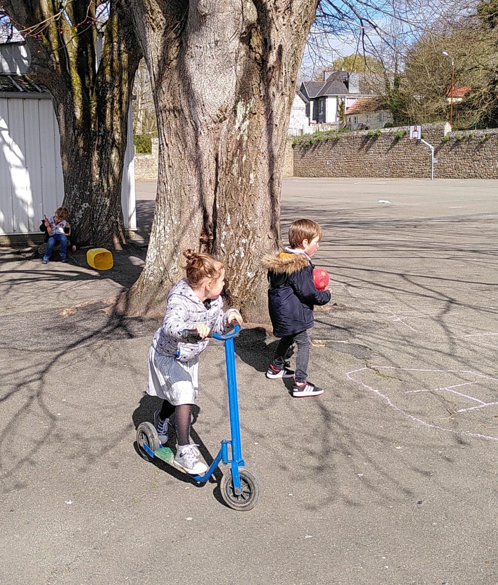 Les enfants de soignants qui viennent à l’école travaillent aussi