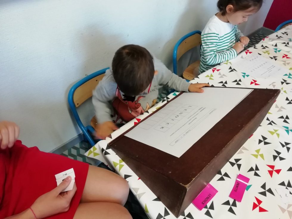 a l'envers travail de dame 6 lettres