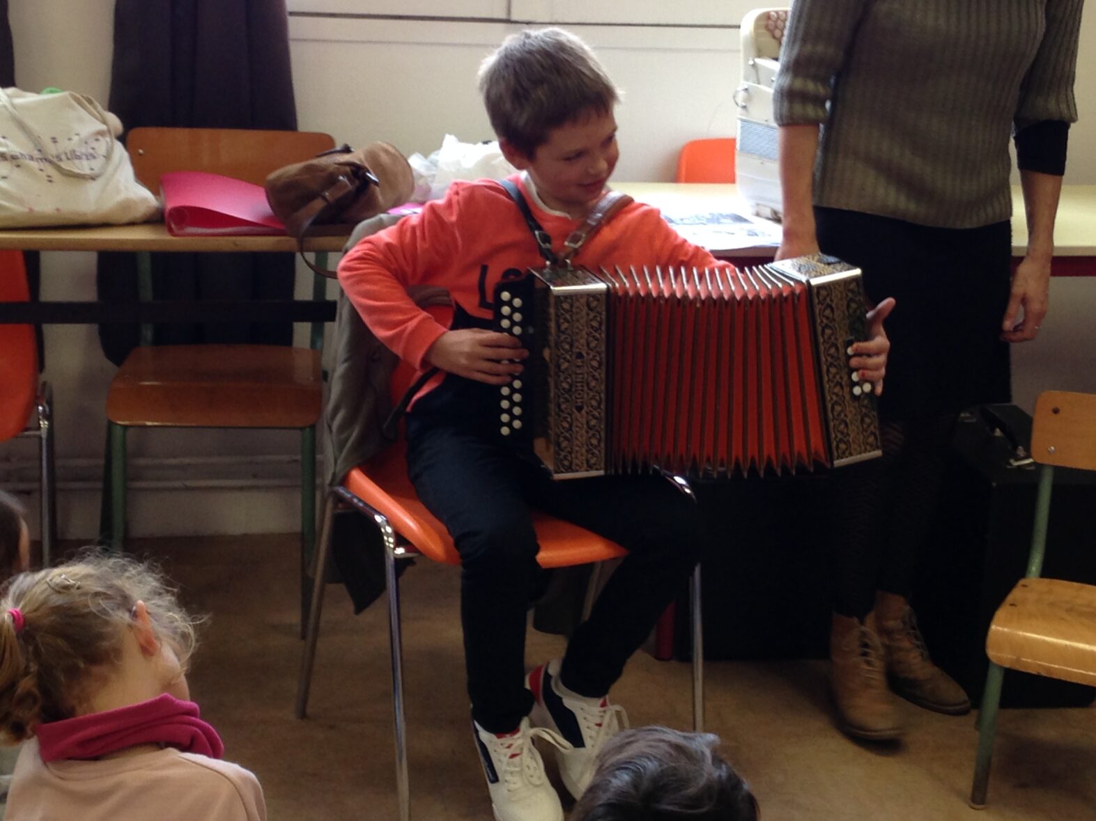 Dizoleiñ ar benvegoù hengounel gant Soazig – Découverte des instruments traditionnels avec Soazig